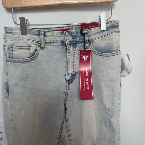 NWT Guess Women's Light wash denim Blue Distressed Jeans 26 - Picture 3 of 7
